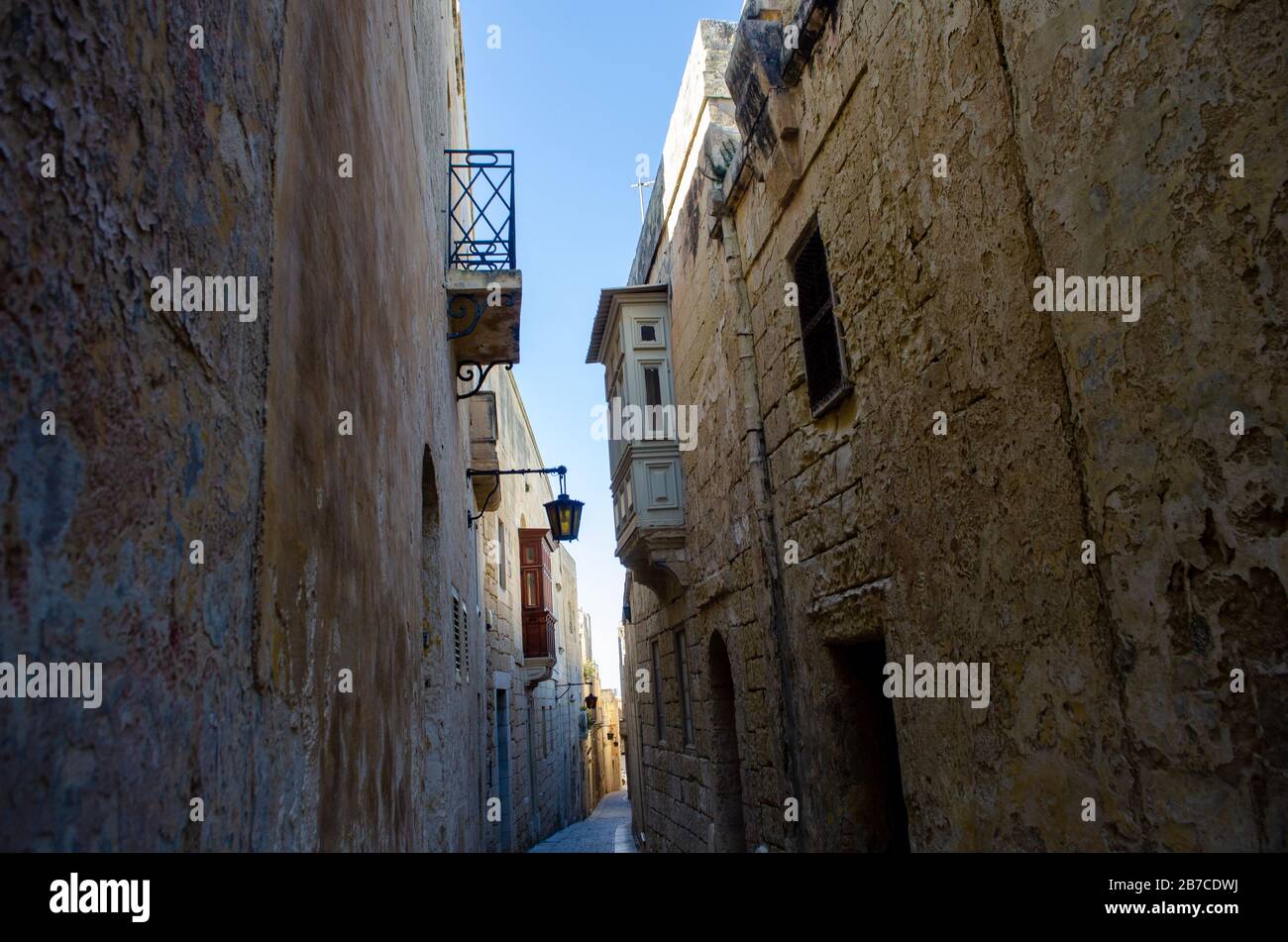 Hintergasse in Mdina Malta mit traditionellen Steinhäusern Stockfoto