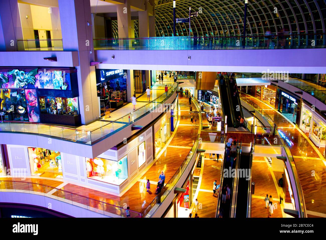 Singapore City, Singapur - 10. April 2019: The Shoppes at Marina Bay Sands ist ein Einkaufszentrum der Luxusmarken Stockfoto