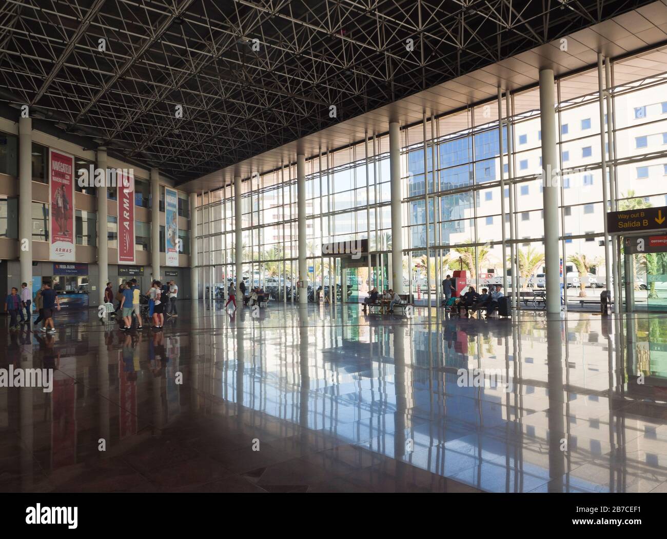 Moderne umliegende Gebäude spiegelten sich auf dem Boden im Busbahnhof, estacion de guaguas, in Santa Cruz de Tena, Kanarische Inseln Spanien, wider Stockfoto