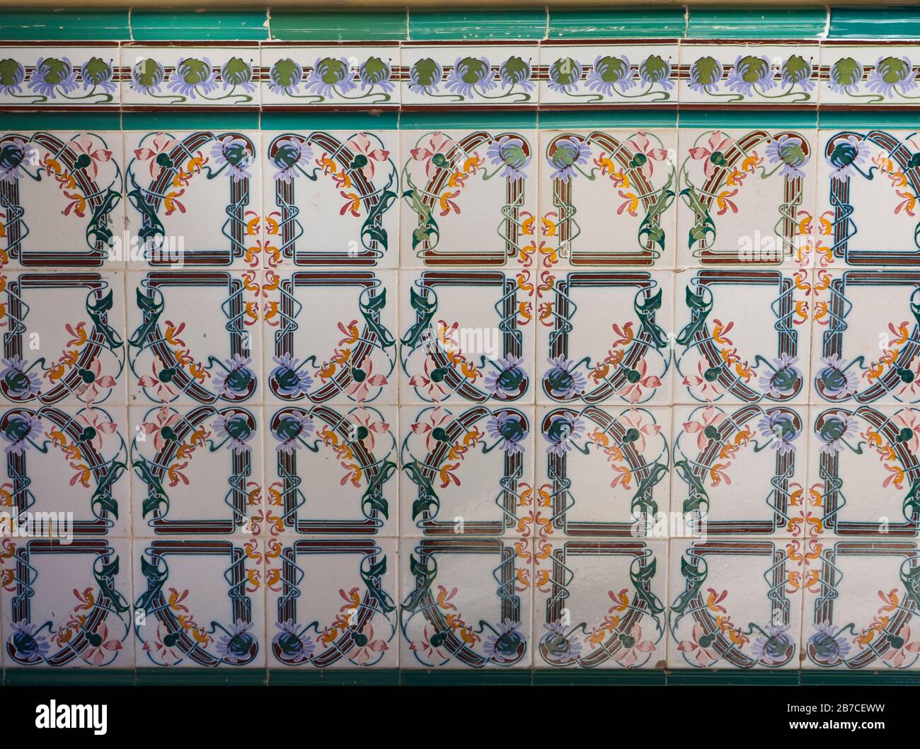 Handbemalte Wandfliesen in einem Innenhof eines historischen Gebäudes im UNESCO-Weltkulturerbe La Laguna Tenera, Kanarische Inseln Spanien Stockfoto