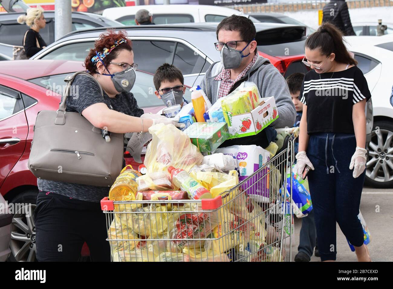 Anwohner, die Gesichtsmasken tragen, kaufen täglich Notwendigkeiten in einem Supermarkt in der zentralen israelischen Stadt Rosh Haayin, 14. März 2020. Bisher wurden in Israel 193 Fälle von Coronavirus gemeldet, von denen sich vier erholt haben. (Jini/Handout über Xinhua) Stockfoto