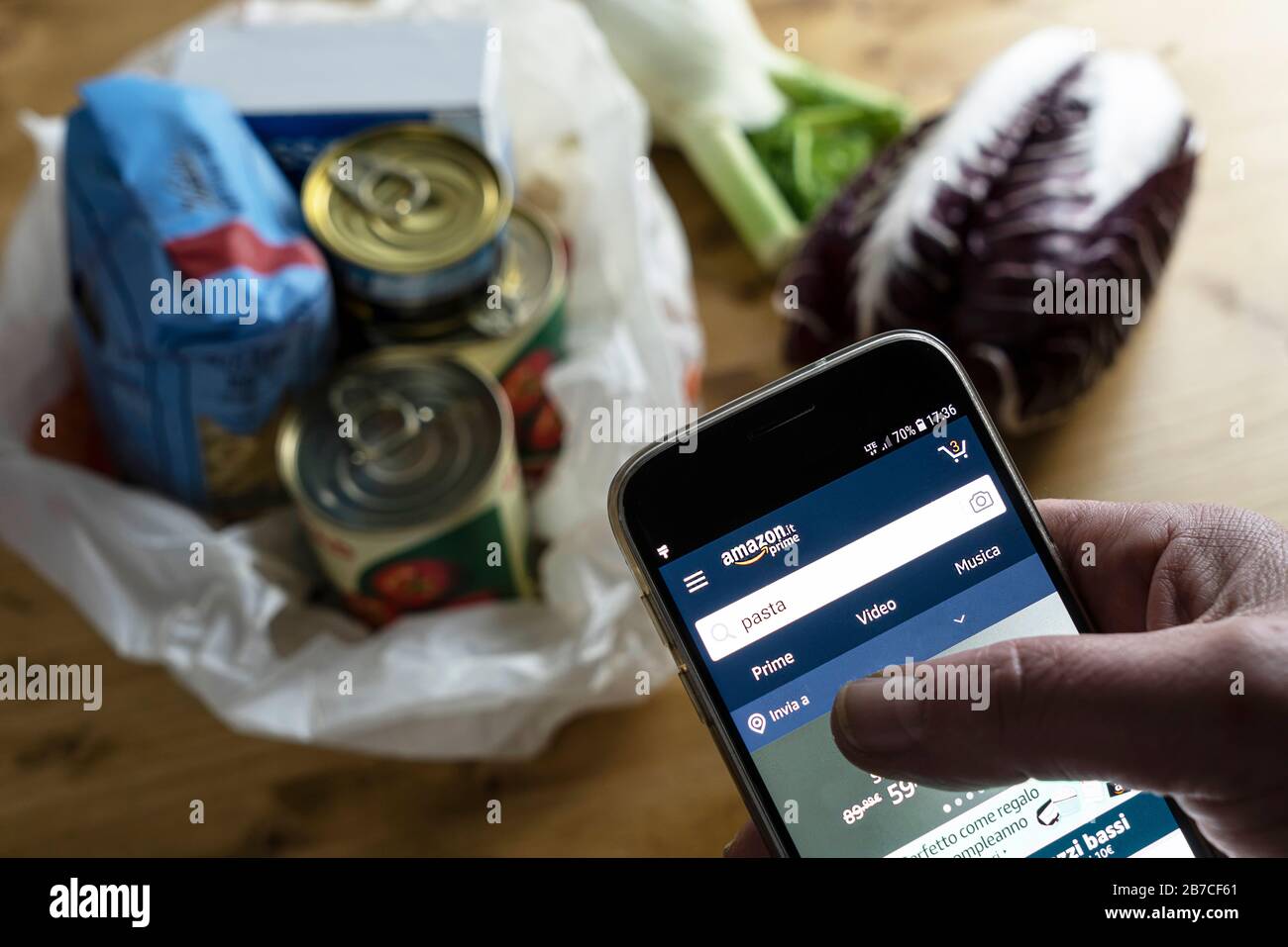 Lebensmittelgeschäfte online über die Amazon App während der italienischen medizinischen Quarantäne Stockfoto