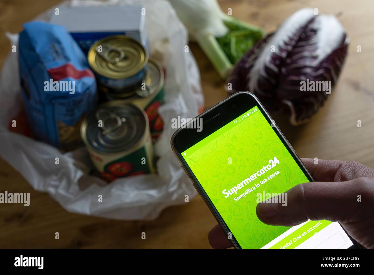 Lebensmittelgeschäfte online über die Supermercato24-App während der italienischen medizinischen Quarantäne Stockfoto