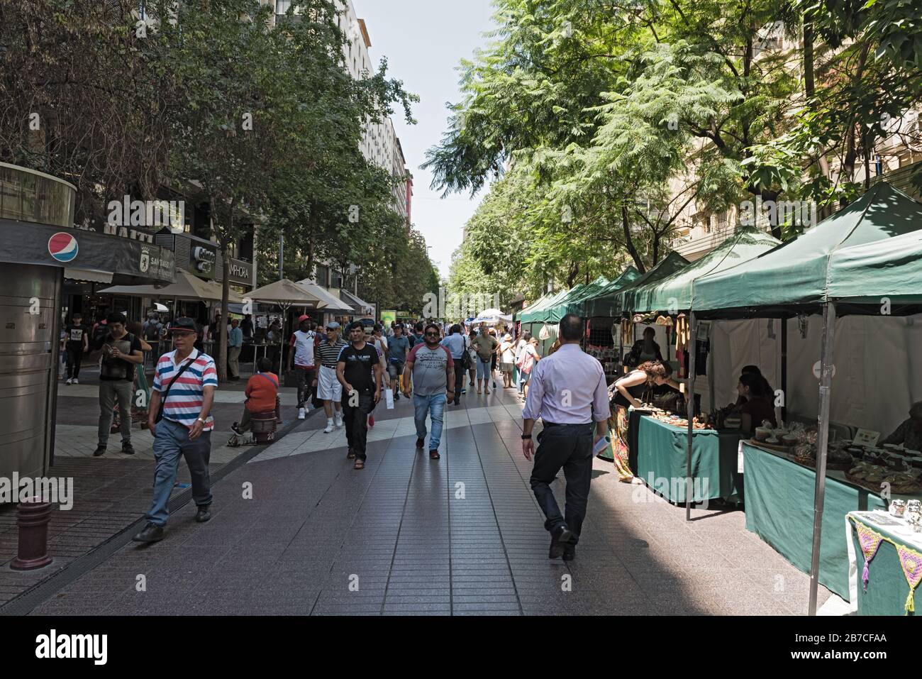 Käufer und Straßenhändler in einer Fußgängerzone von Santiago, Chile Stockfoto