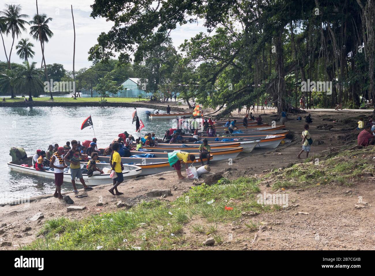 dh MADANG PAPUA NEUGUINEA Menschen Fähren Kanus von benachbarten Inseln und Dörfern png Hafen Stockfoto