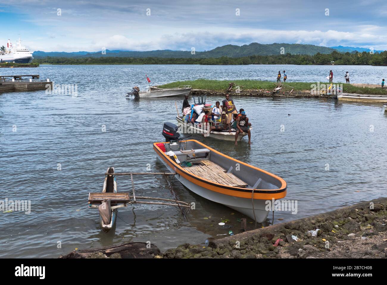 dh MADANG PAPUA NEUGUINEA Menschen Fähren Kanus von benachbarten Inseln und Dörfern png Hafen Stockfoto