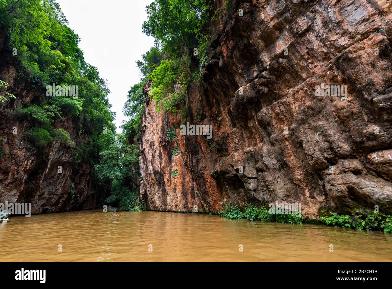 Eingang zur Yincui-Schlucht in der Jiuxiang-Schlucht und zum Caves National Geopark in Jiuxiang Yi und Hui Ethnic Autonomous Township, Kunming, Yunnan, China. Stockfoto