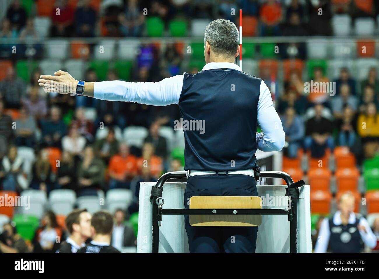 Der erste Schiedsrichter des Volleyballs gibt einen Punkt für das linke Team an Stockfoto