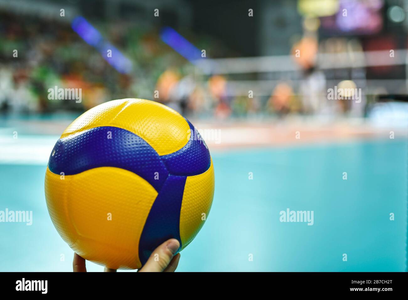 Volleyballball mit Spielfeld im Hintergrund. Stockfoto