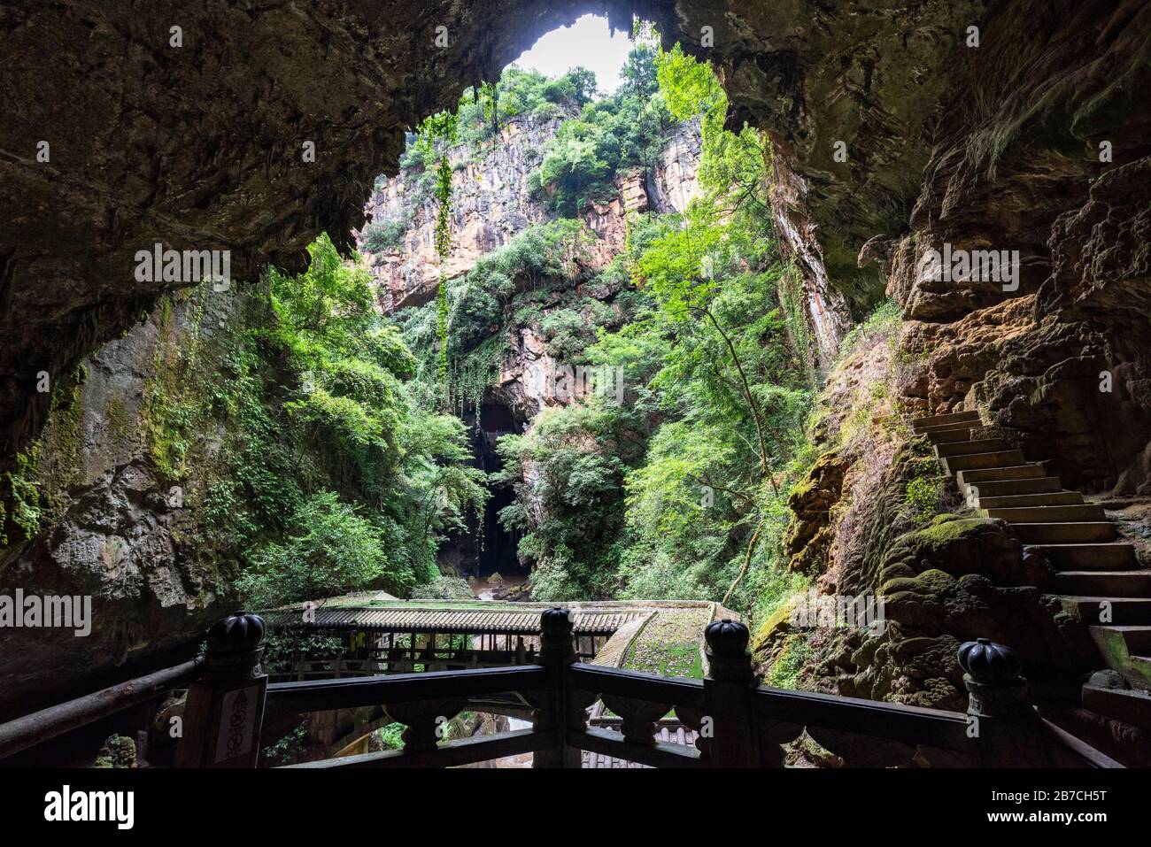 Erschreckende Schlucht und Diehong-Brücke in der Jiuxiang-Schlucht und am Caves National Geopark in Jiuxiang Yi und Hui Ethnic Autonomous Township, Kunming, China. Stockfoto