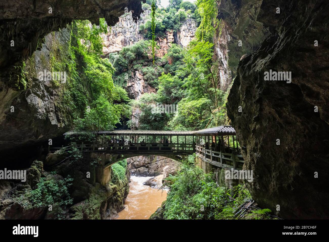 Erschreckende Schlucht und Diehong-Brücke in der Jiuxiang-Schlucht und am Caves National Geopark in Jiuxiang Yi und Hui Ethnic Autonomous Township, Kunming, China. Stockfoto