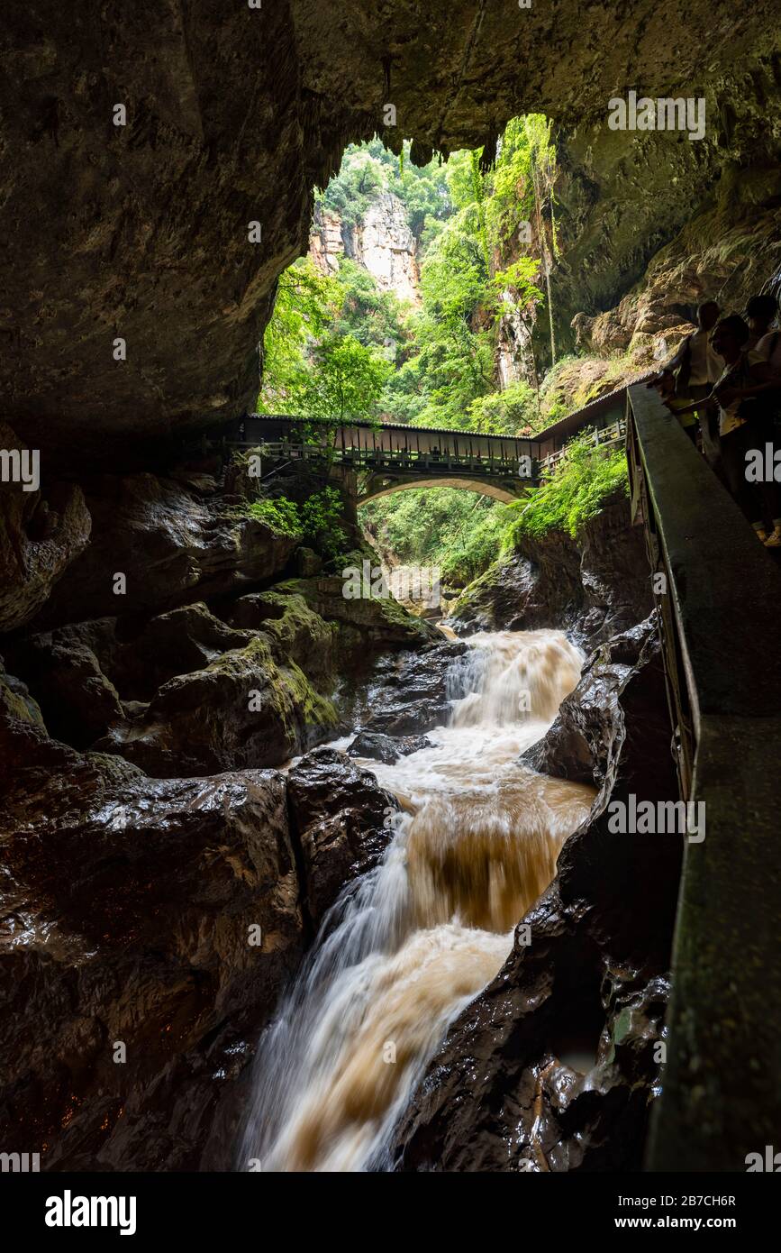 Erschreckende Schlucht und Diehong-Brücke in der Jiuxiang-Schlucht und am Caves National Geopark in Jiuxiang Yi und Hui Ethnic Autonomous Township, Kunming, China. Stockfoto