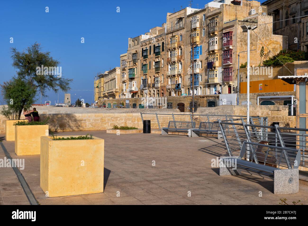 Kleiner Stadtplatz und traditionelle maltesische Häuser in Valletta, Malta Stockfoto