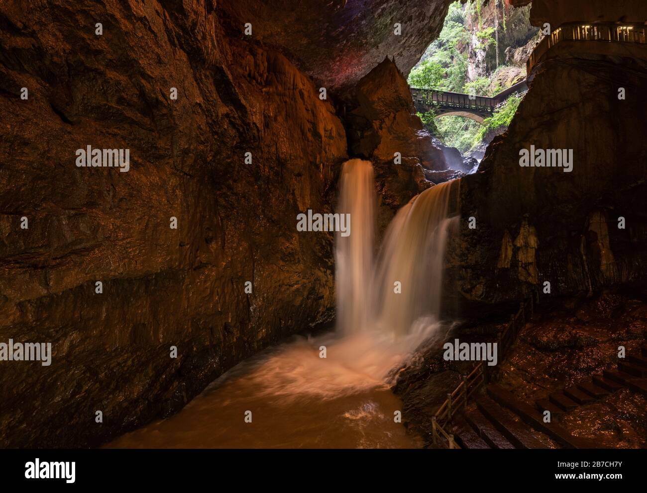 Female and Male Flying Waterfalls, Cíxióng Fēi Pù, in Loying Dragon Cave (Wòlóng Dòng) in Jiuxiang Gorge and Cave wurde in Jackie Chans Filmmyth verwendet. Stockfoto
