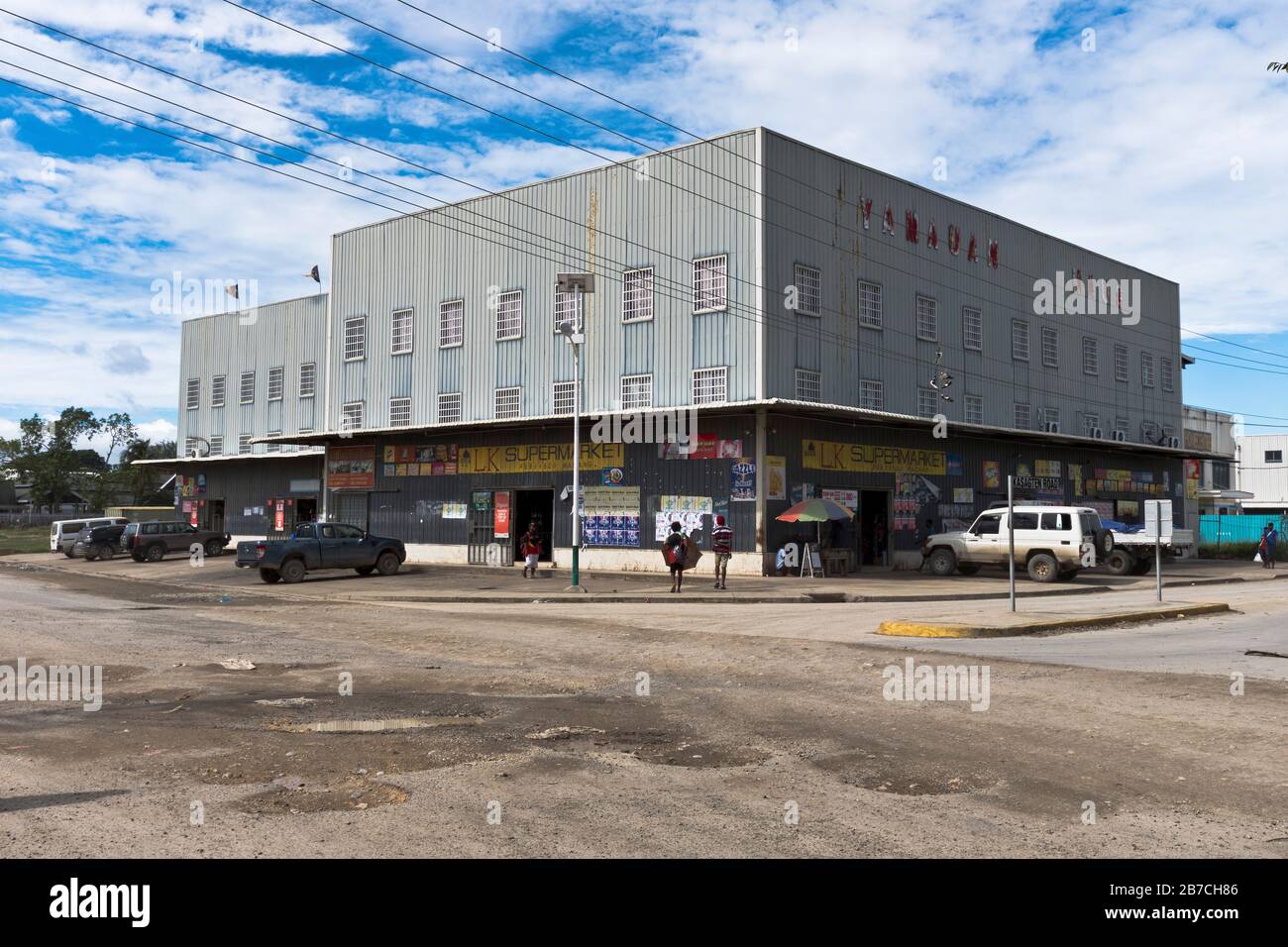 dh Supermarkt vor MADANG PAPUA NEUGUINEA Lokale Geschäfte im Gebäude der Stadt Stockfoto
