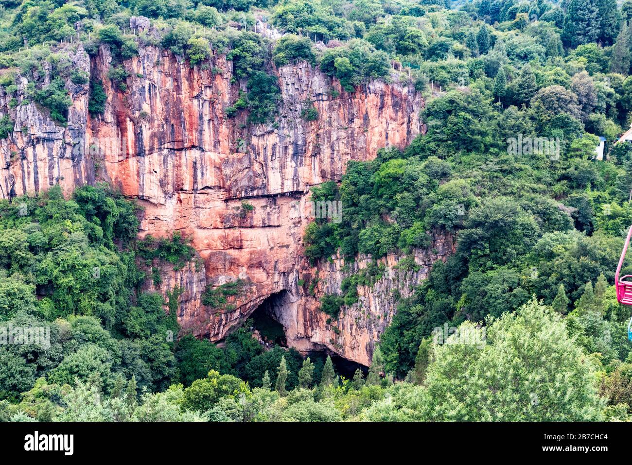 Luftaufnahme der Jiuxiang-Schlucht und des Höhleneingangs des Caves National Geopark in der Nähe von Kunming, Yunnan, China Stockfoto