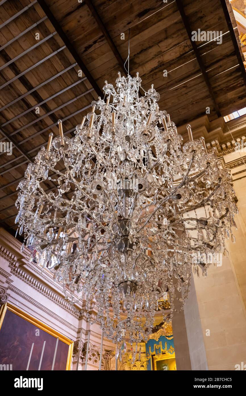 Kristallleuchter in der Kathedrale Mariä Himmelfahrt in den Himmel im Inneren von Cittadella in Victoria in Gozo, Malta Stockfoto