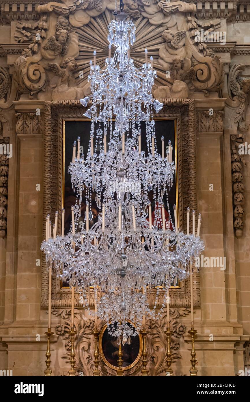 Kristallleuchter in der Kathedrale Mariä Himmelfahrt in den Himmel im Inneren von Cittadella in Victoria in Gozo, Malta Stockfoto