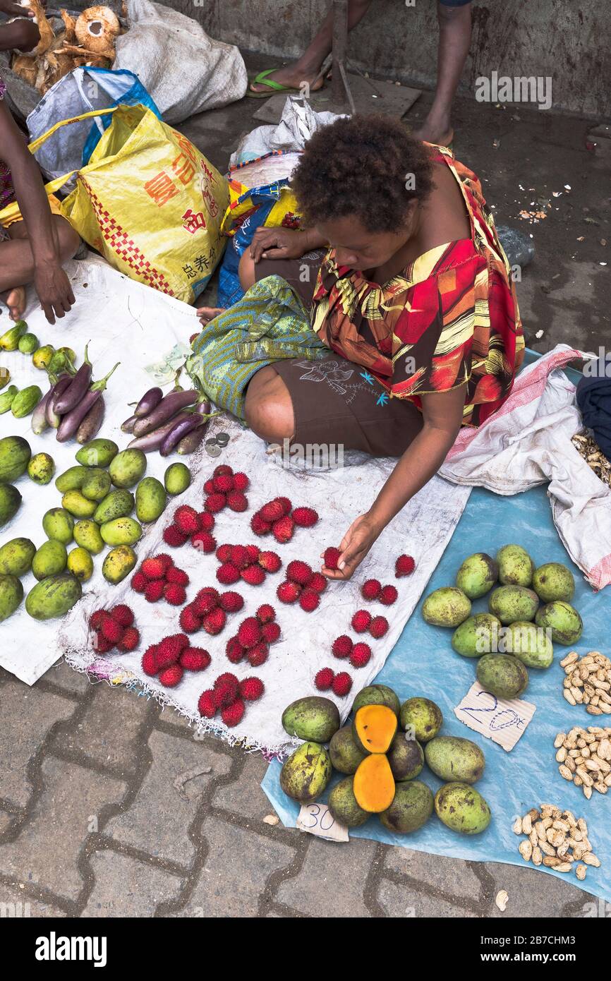 dh Gemüsemarkt frisches Essen MADANG PAPUA NEUGUINEA Einheimische Frau, die Obst verkauft, Obst und Früchte zeigt Menschen png asien Stockfoto
