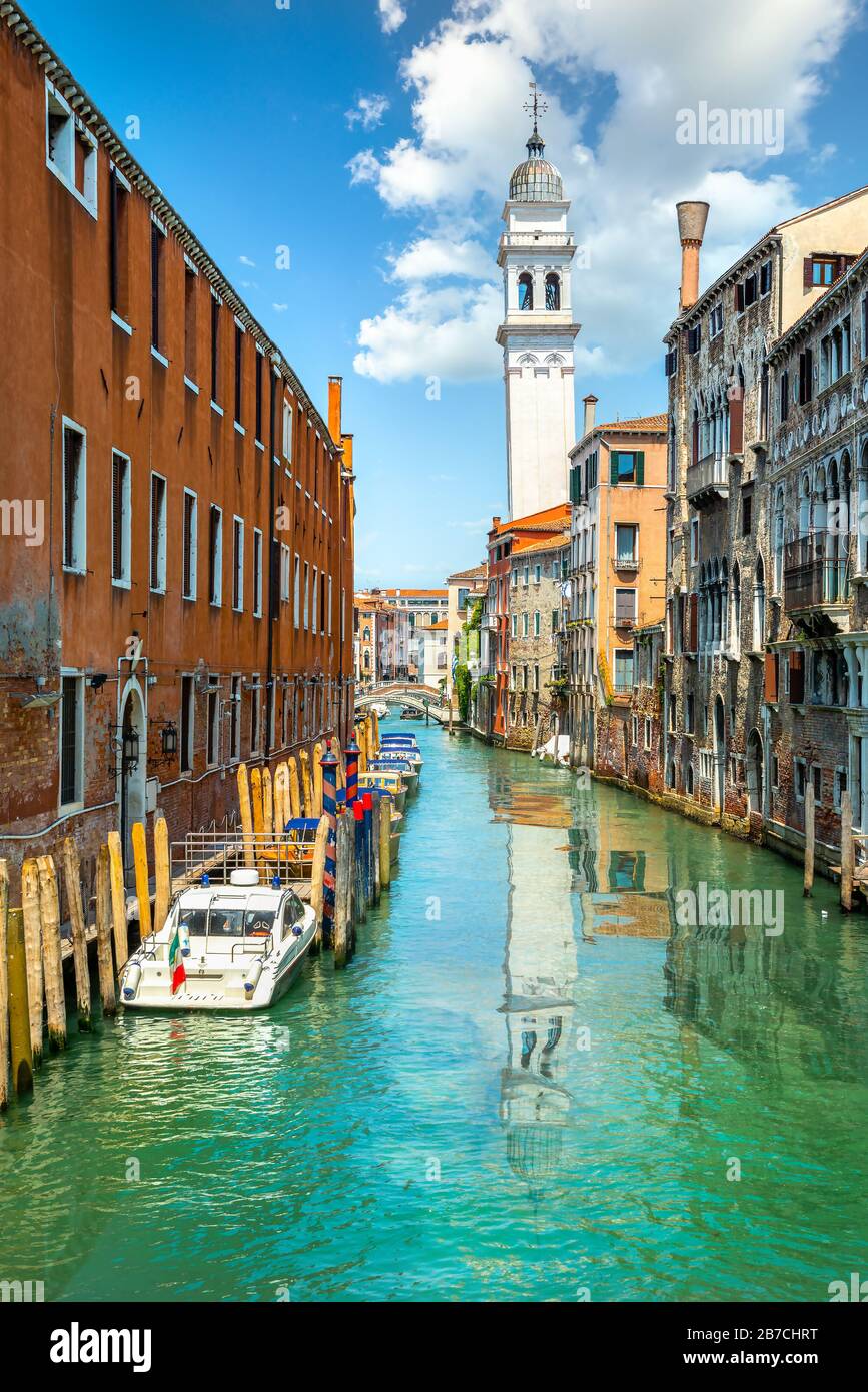 Canal an einem sonnigen Abend in Venedig, Italien Stockfoto