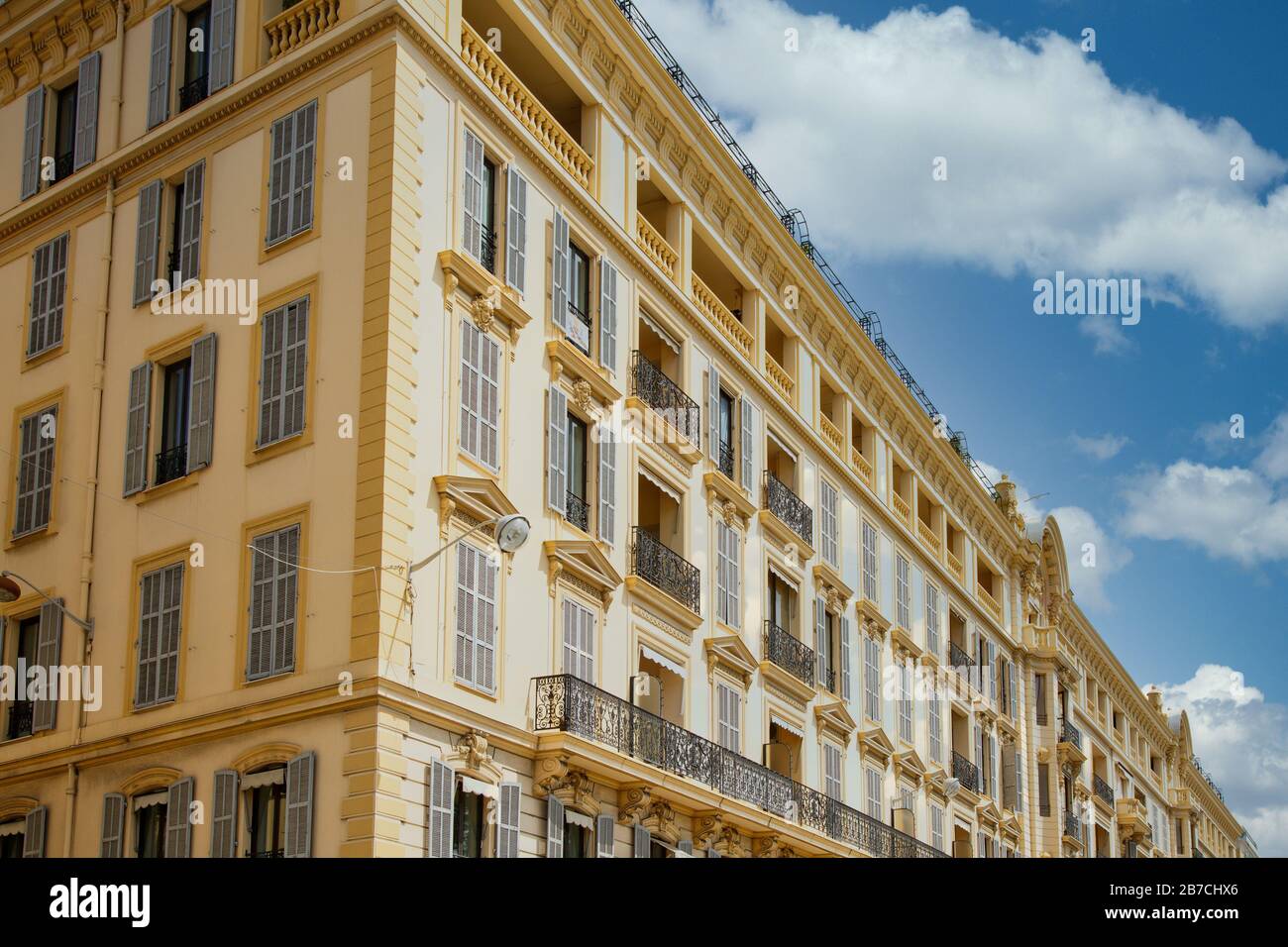 Großes Yellow Apartment Building in Nizza Stockfoto