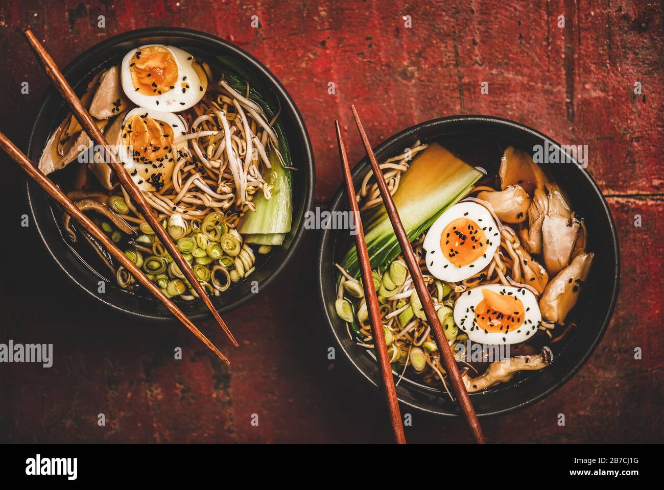 Japanische Ramensuppe mit Huhn und Shiitake-Pilzen in Schüsseln Stockfoto