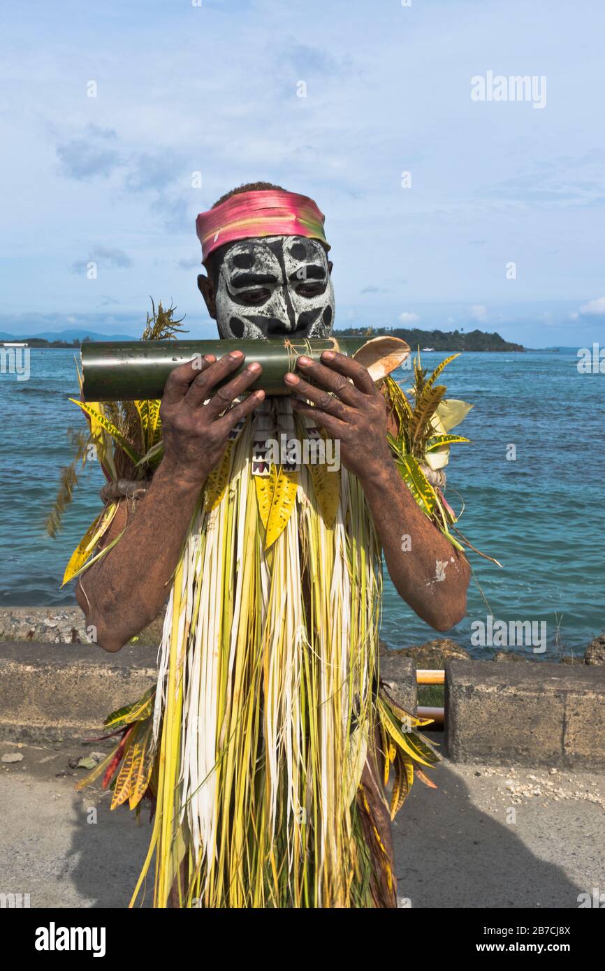 dh Port PNG nativen willkommen WEWAK PAPUA-NEUGUINEA traditionelle Flöte begrüßen Musik Besucher Menschen Tourismus Stammeskleiderkultur Stockfoto