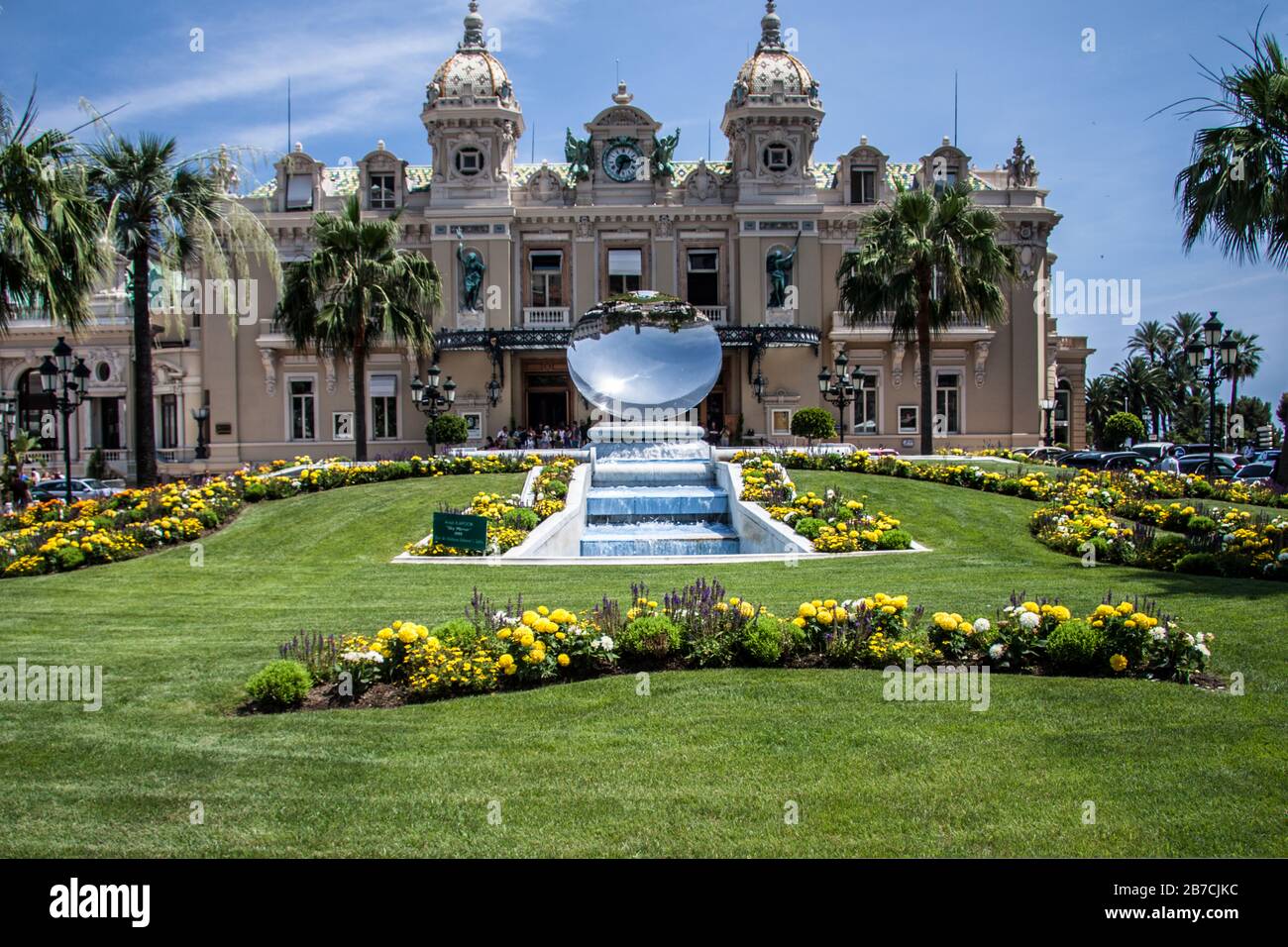 Monte Carlo Casino Platz mit Anish Kapoor Spiegelskulptur Stockfoto