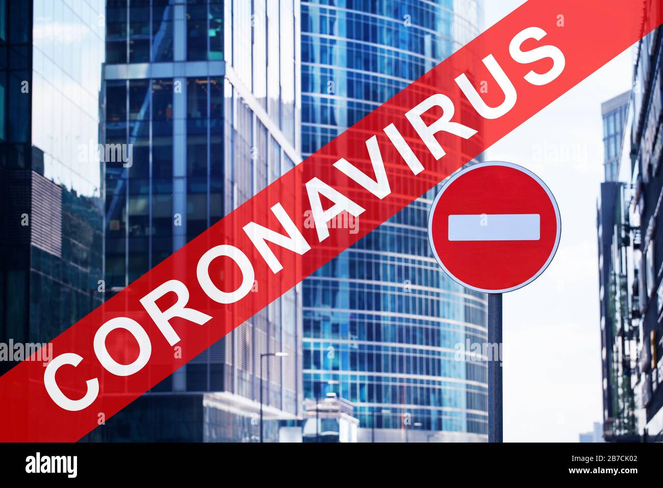 Coronavirus Pandemie Gefahr, Kovid 19 Epidemie, Aufenthalt und Arbeit zu Hause Konzept, bewegliche Beschränkungen, Virus-Not-Situation Banner, Straßenschild Backstein Stockfoto