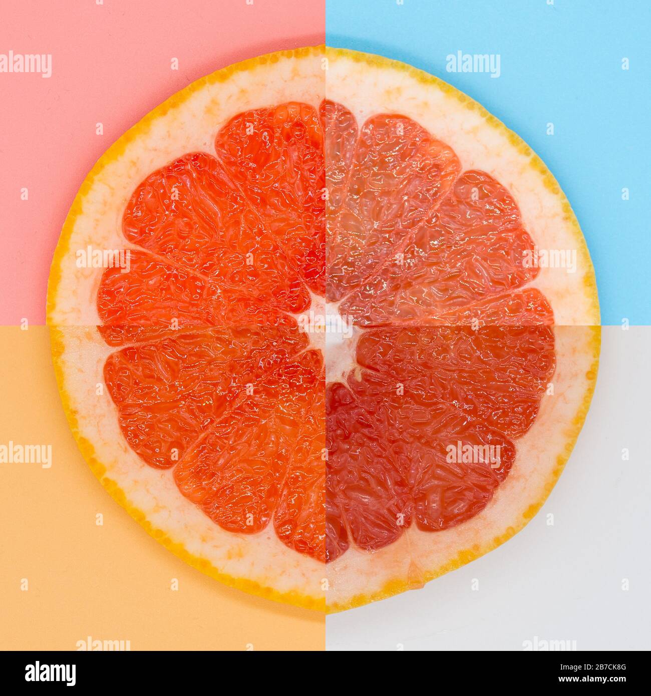 Vier Viertel Grapefruit auf verschiedenen farbigen Hintergründen angeordnet Stockfoto