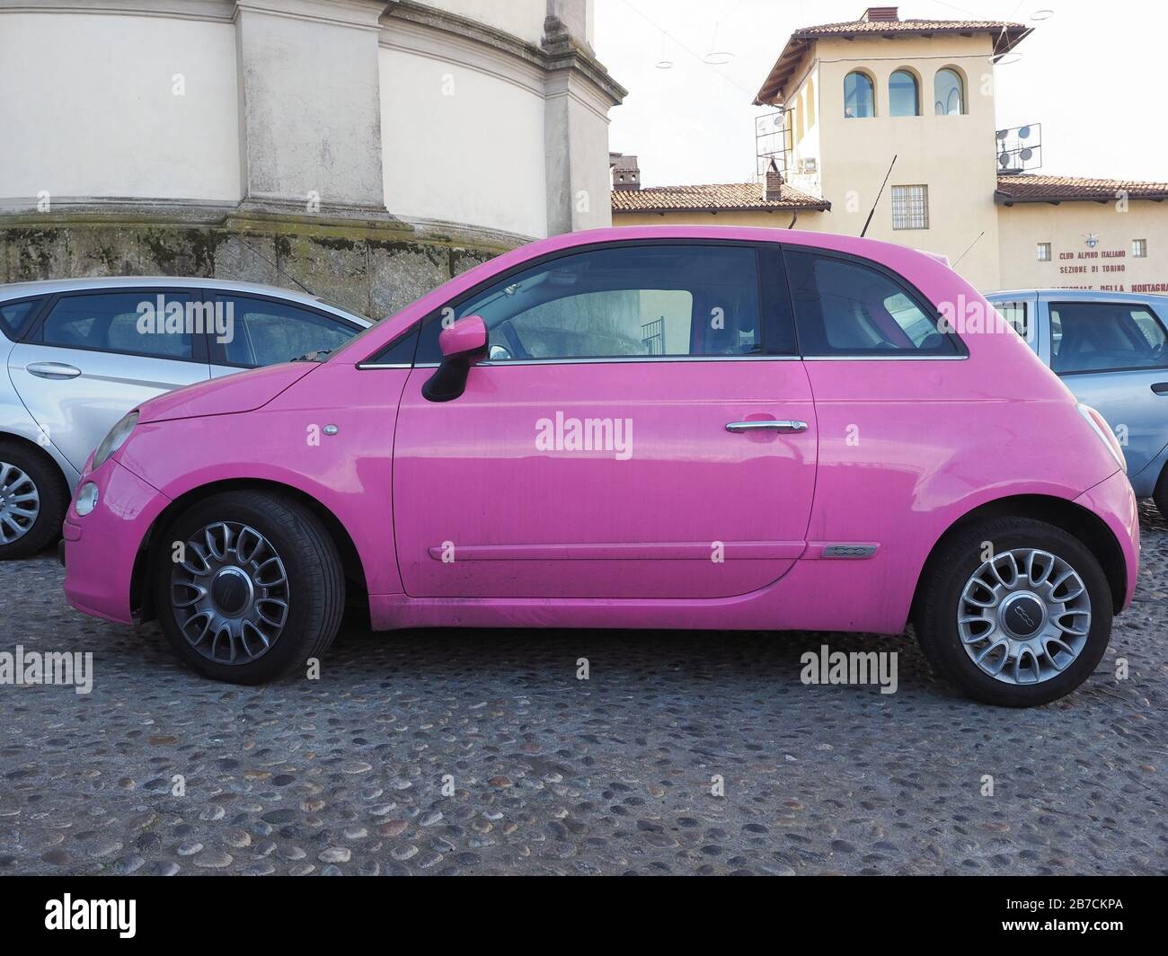 Turin, ITALIEN - CIRCA FEBRUAR 2020: Pinkfarbener Fiat-Wagen 500 Stockfoto