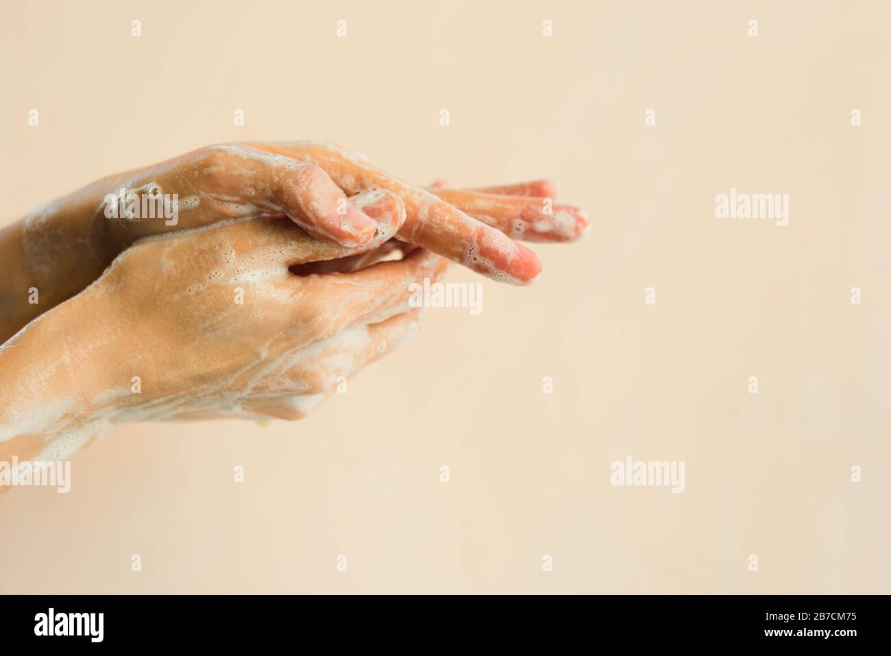 Hände mit Seifenschaum waschen. Persönliches Hygienekonzept. Stockfoto