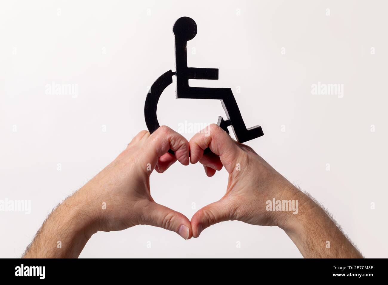 Behinderten-Schild mit der Handform "Love Heart" unten. Pflege des Behinderungskonzepts auf weißem Hintergrund. Stockfoto