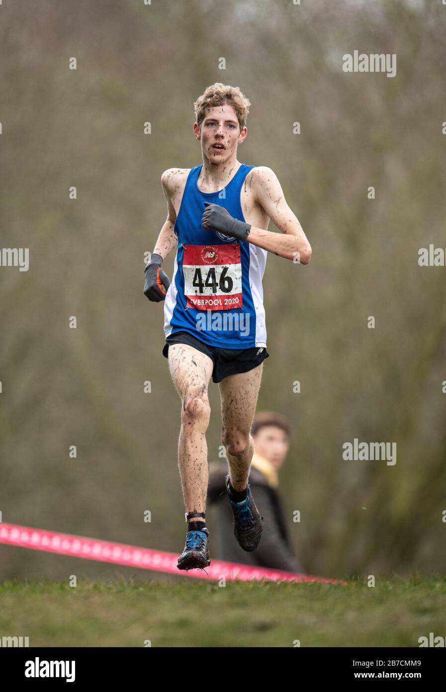 LIVERPOOL - ENGLAND MAR 14: Ben Peck auf dem Weg zum Sieg beim Rennen der Juniorjungen bei den Cross-Country-Meisterschaften der New Balance English Schools in SE Stockfoto