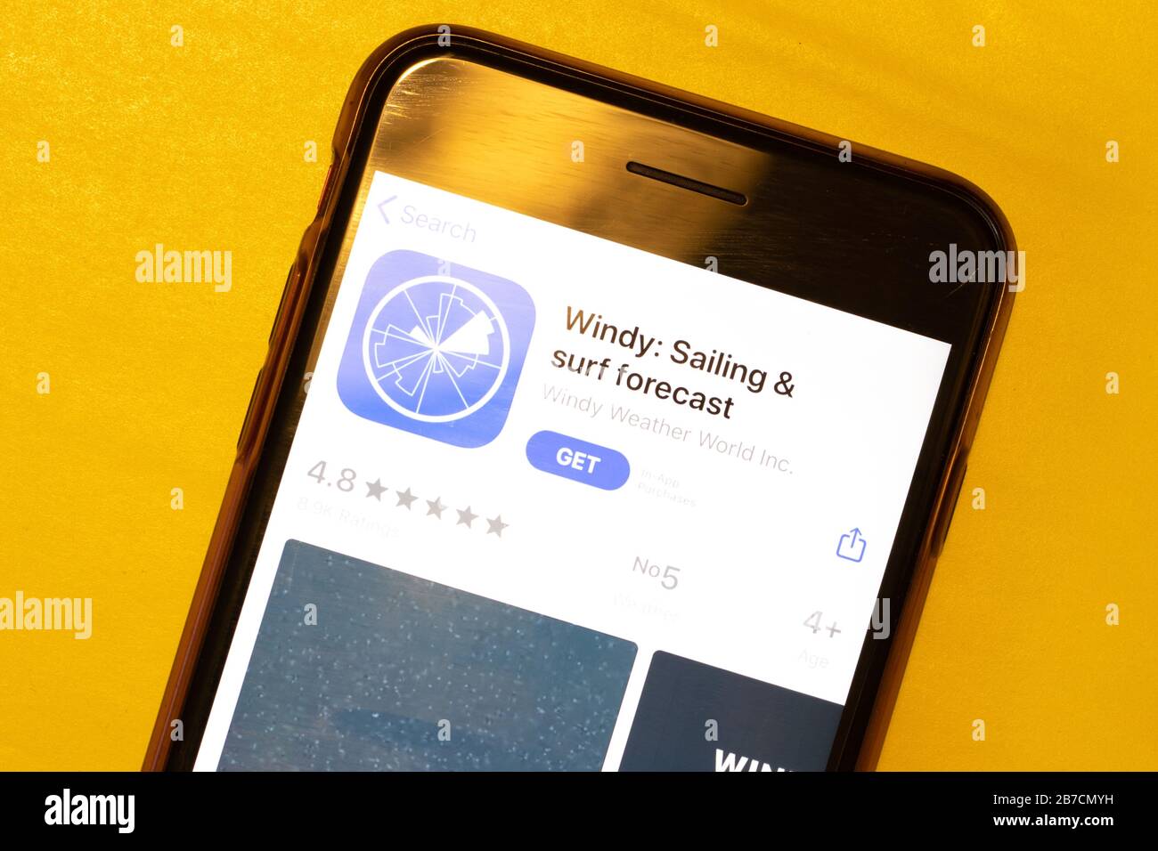Los Angeles, Kalifornien, USA - 15. März 2020: Windy Sailing and Surf Forecast Mobile App Logo on Phone Screen close-up , illutive Editorial Stockfoto