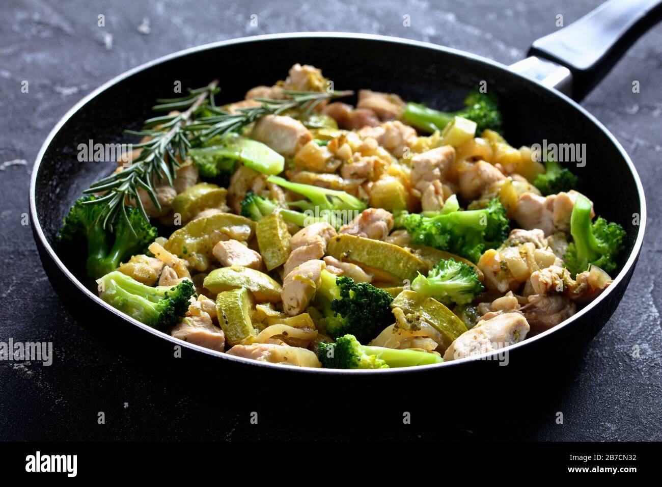 Keto Diat Gericht Huhnerfleischstucke Mit Grunem Gemuse Zucchini Brokkoli Zwiebel Und Rosmarin Auf Einem Skillet Auf Einem Dunklen Betonhintergrund Nahaufnahme Stockfotografie Alamy