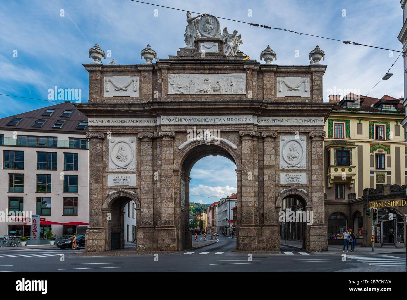 INNSBRUCK, ÖSTERREICH - 21. JULI 2019: Triumphbogen in der Altstadt von Innsbruck Stockfoto