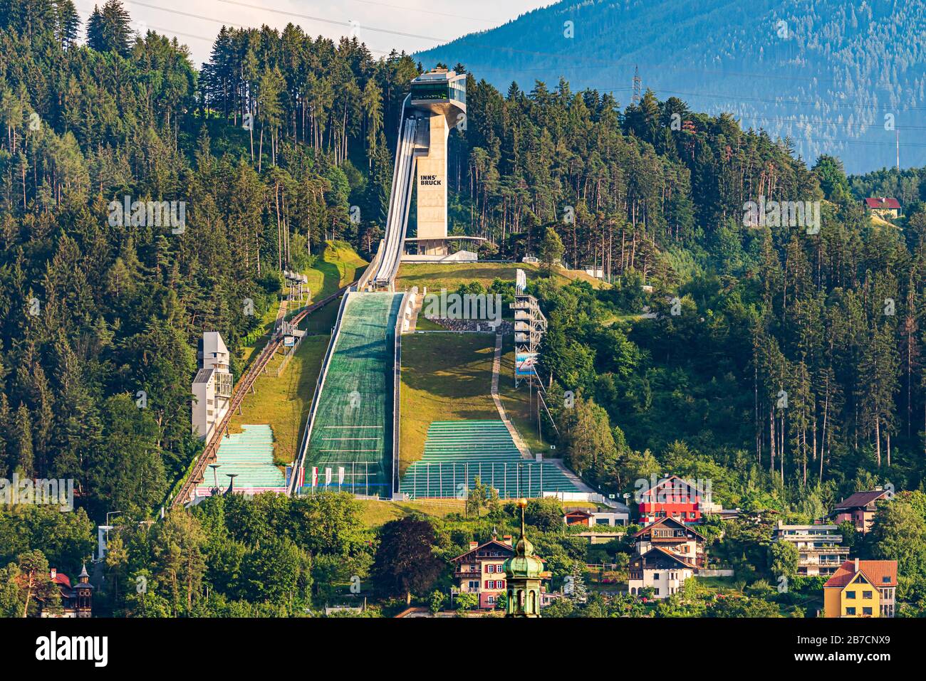 Die Bergisel-Schanze ist eine in Bergisel in Innsbruck gelegene Skisprungschanze Stockfoto