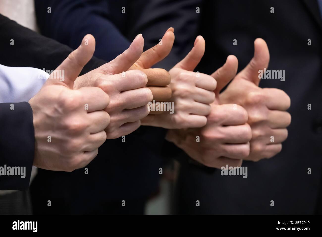 Die Nähe verschiedener Mitarbeiter empfiehlt einen guten Unternehmensservice Stockfoto