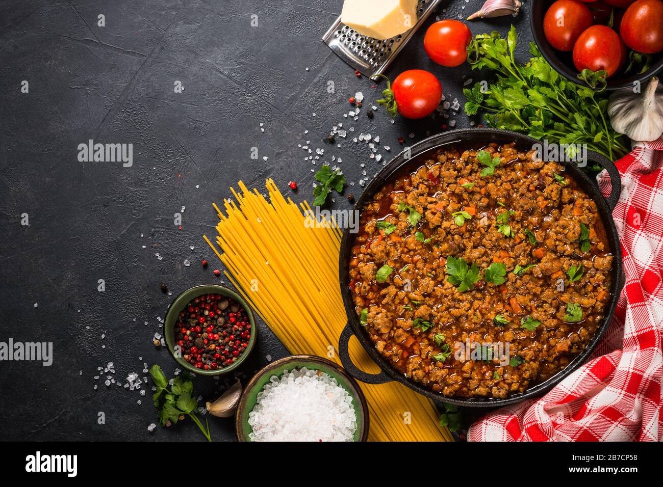 Bolognese steht in Eisenplatte am schwarzen Tisch. Stockfoto