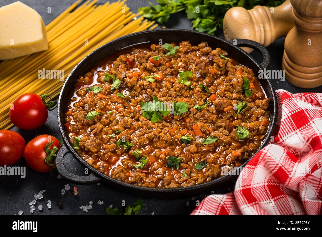 Bolognese steht in Eisenplatte am schwarzen Tisch. Stockfoto