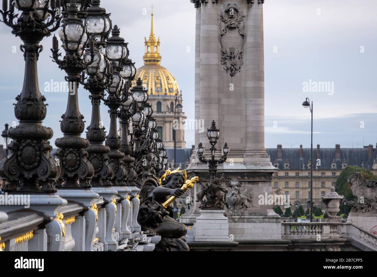 Brücke Pont Alexandre III mit Hotel les Invalides im Hintergrund, Paris, Frankreich, Europa Stockfoto