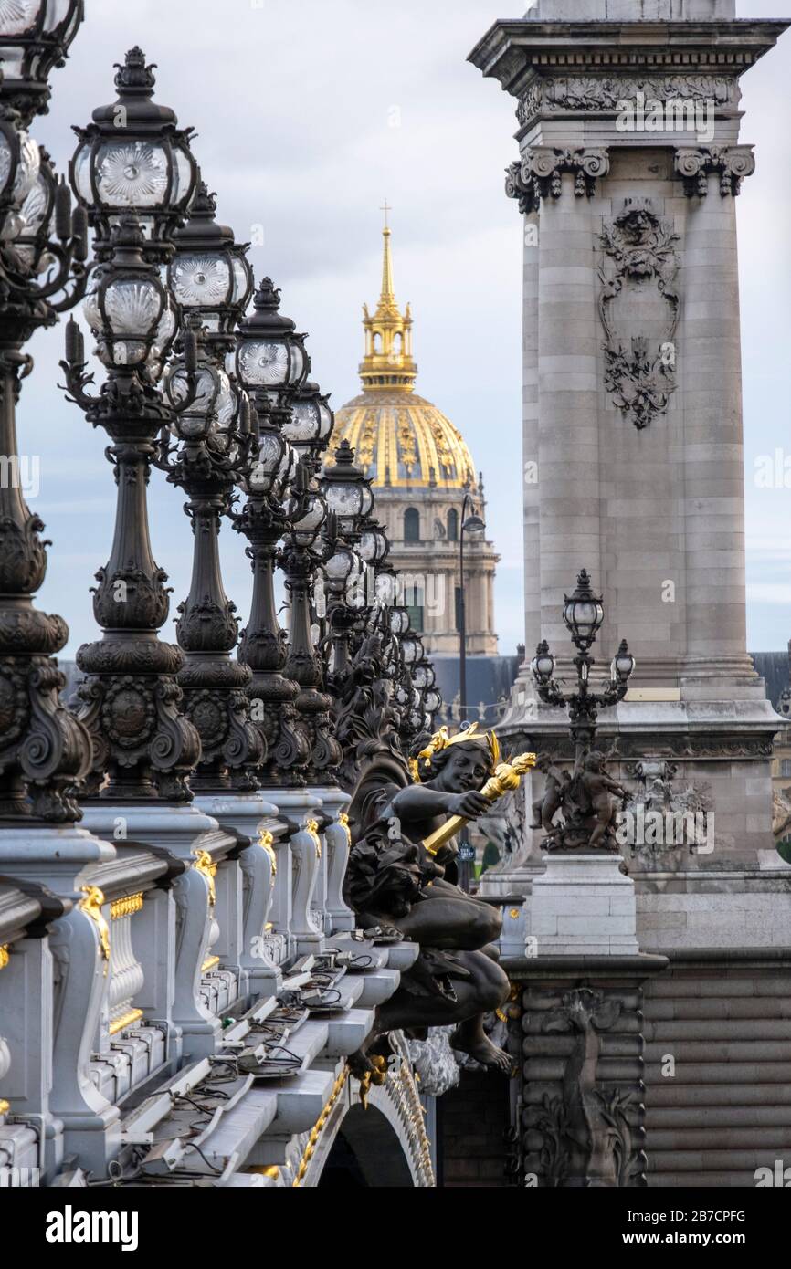 Brücke Pont Alexandre III mit Hotel les Invalides im Hintergrund, Paris, Frankreich, Europa Stockfoto