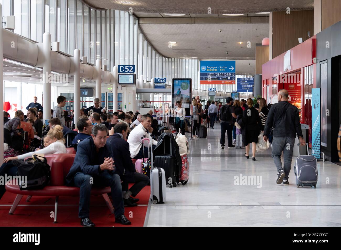 Überfüllte Abflugstore am Flughafenterminal Charles de Gaulle in Paris, Frankreich, Europa Stockfoto