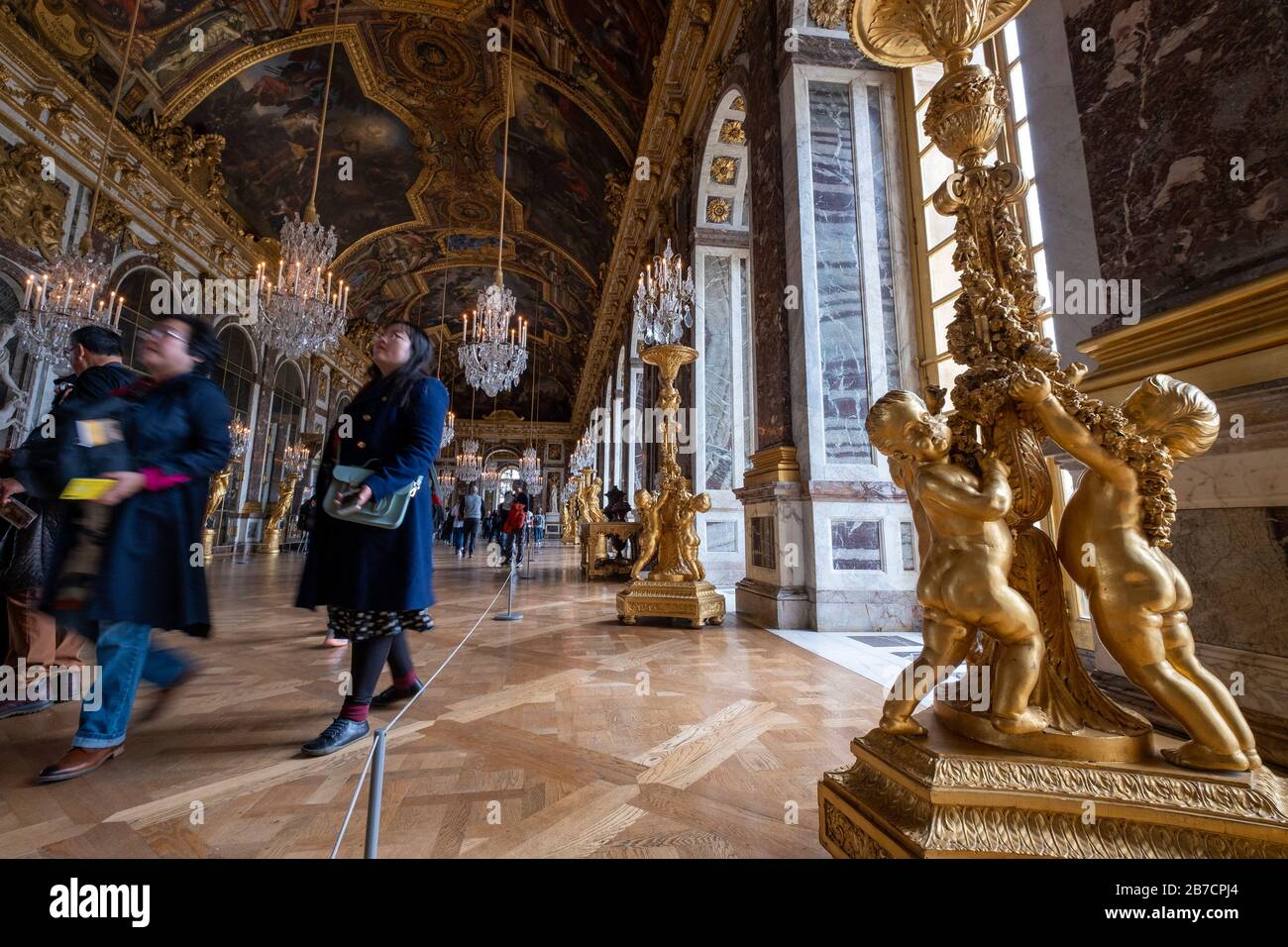 Details vergoldeter Skulpturen am Fuße eines Kerzenleuchters im Spiegelsaal des Schlosses von Versailles am Stadtrand von Paris, Frankreich Stockfoto