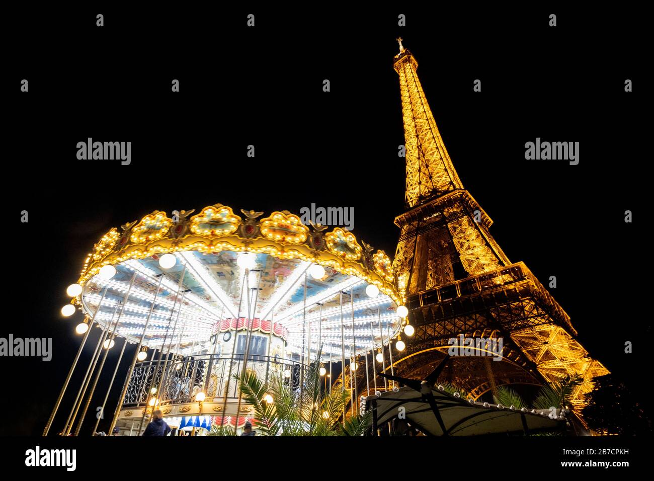 Nächtlicher Blick auf das alte Klassikkarussell vor dem Eiffelturm in Paris, Frankreich, Europa Stockfoto