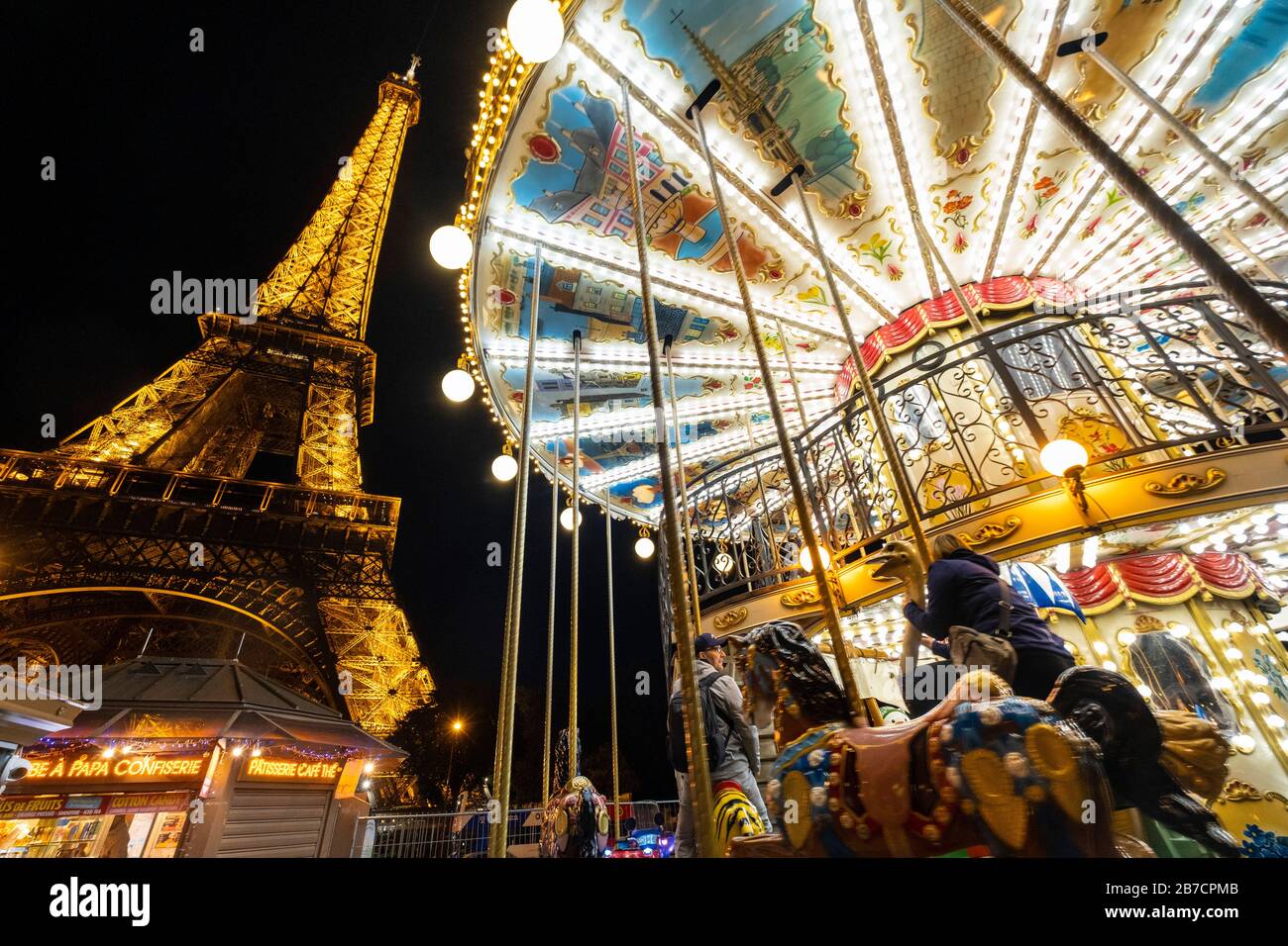 Nächtlicher Blick auf das alte Klassikkarussell vor dem Eiffelturm in Paris, Frankreich, Europa Stockfoto