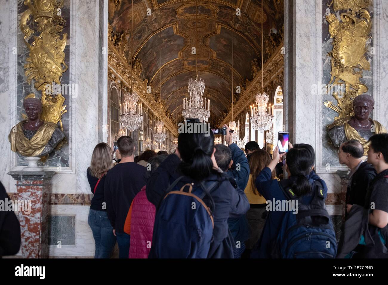 Touristenmassen blockieren die Eingangstür zum Spiegelsaal im Schloss Versailles am Stadtrand von Paris, Frankreich, Europa Stockfoto