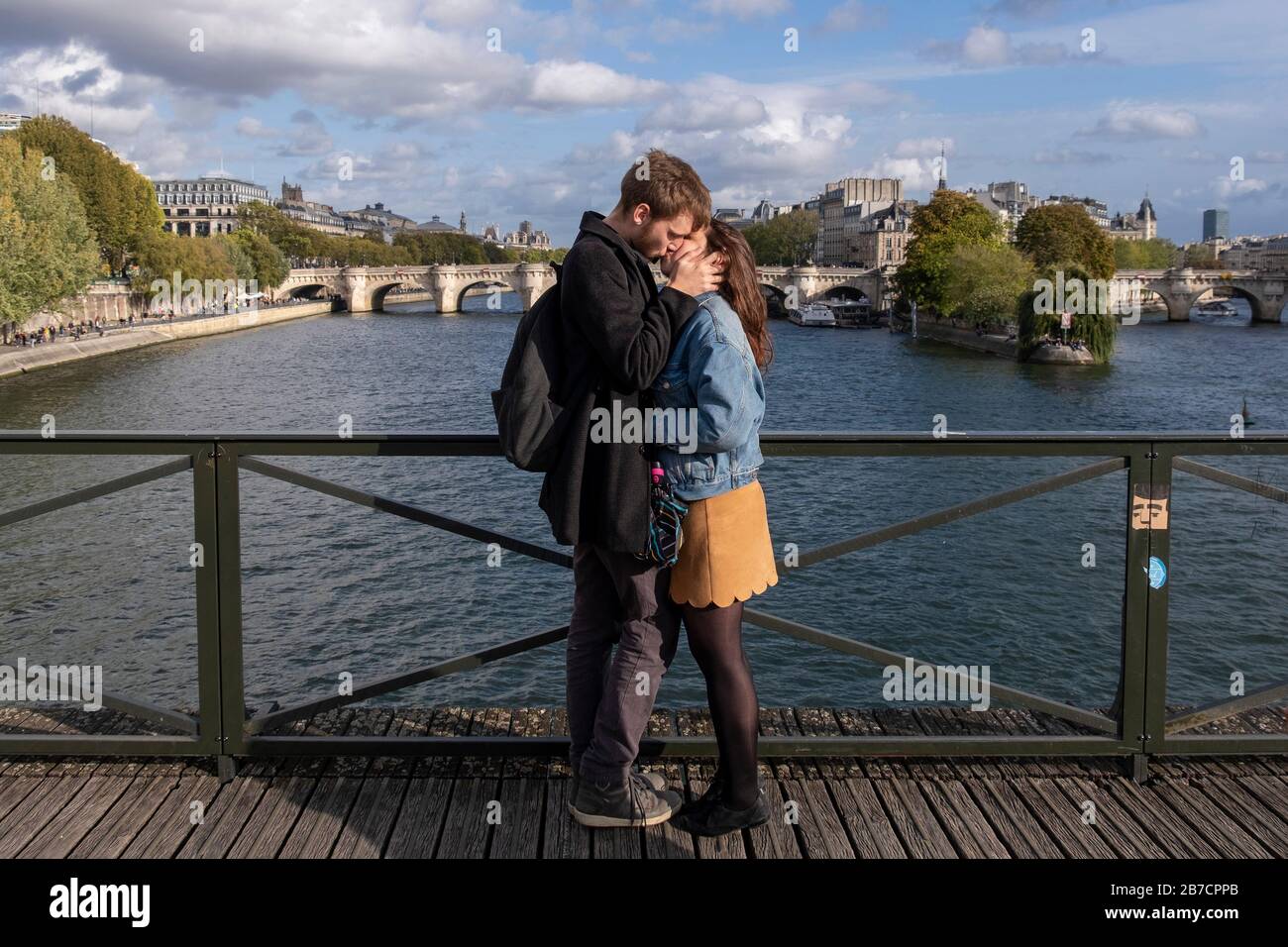 Junge Paare, die sich leidenschaftlich auf der Brücke der Pont des Arts Lovers in Paris, Frankreich, Europa küssen Stockfoto