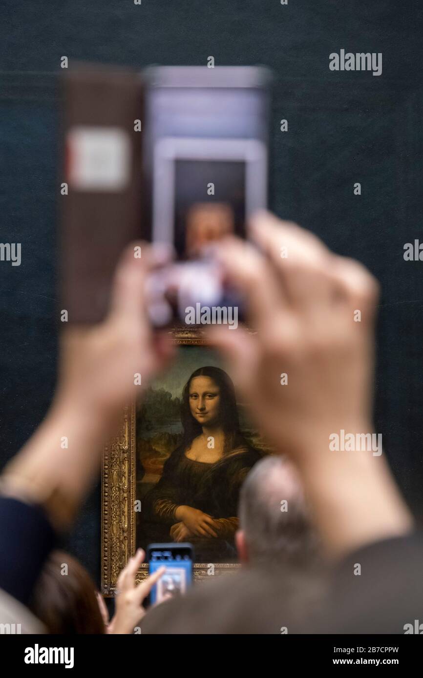 Touristen, die mit ihren Smartphones Bilder von dem Gemälde Mona Lisa des Künstlers Leonardo da Vinci, Louvre Museum, Paris, Frankreich, Europa machen Stockfoto